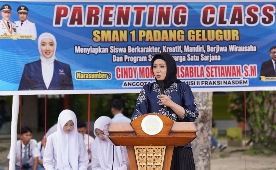 Jadi Narasumber Parenting Class, Cindy Monica Dorong Siswa Berani Bermimpi Besar